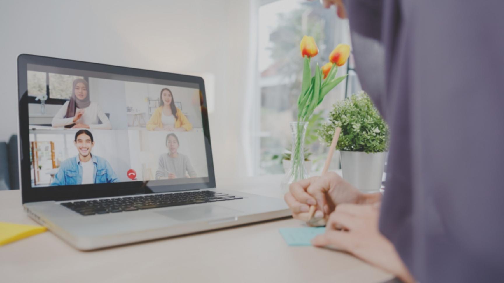 Studierende arbeiten gemeinsam an 3D-Modellierung in modernem Computerraum