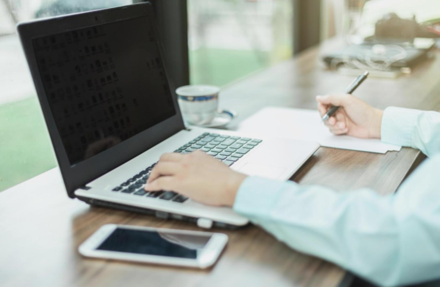 Teilnehmer arbeitet an komplexem 3D-Umgebungsdesign mit mehreren Monitoren