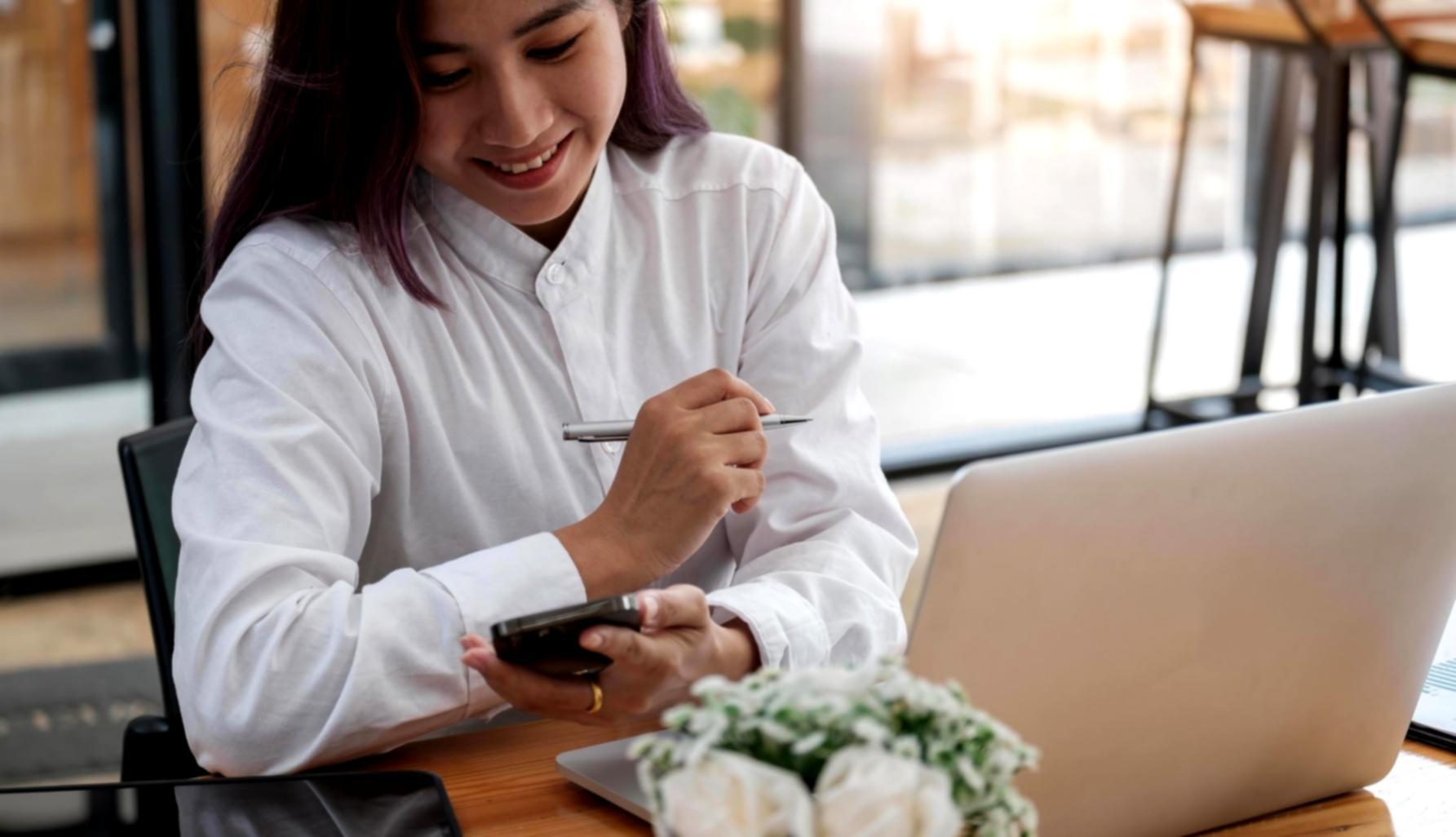 Nahaufnahme eines fortgeschrittenen Character-Modeling-Projekts mit detaillierter Texturarbeit